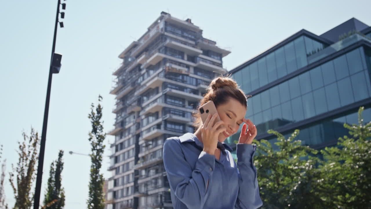chica de lujo llamando a la calle apresurándose en una reunión de negocios de cerca. mujer hablando