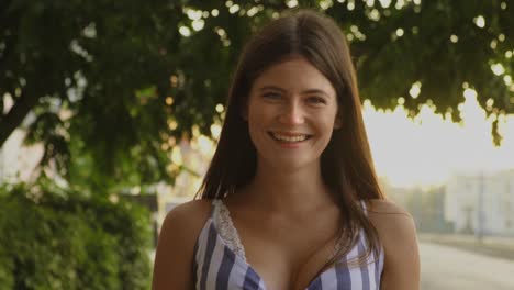mujer sonriente caminando al aire libre