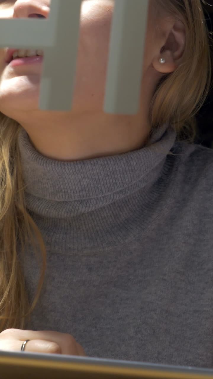 mujer que usa la tableta