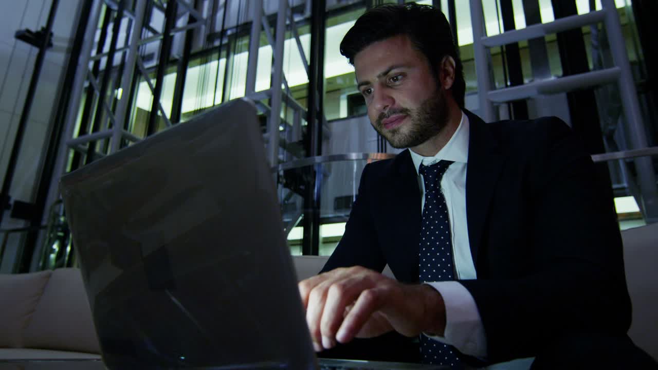 un hombre de negocios europeo usando una computadora portátil wi-fi en un hotel del centro de la ciudad.