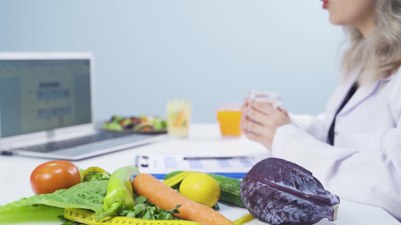 un dietista explicando la fórmula del estilo de vida saludable al paciente.
