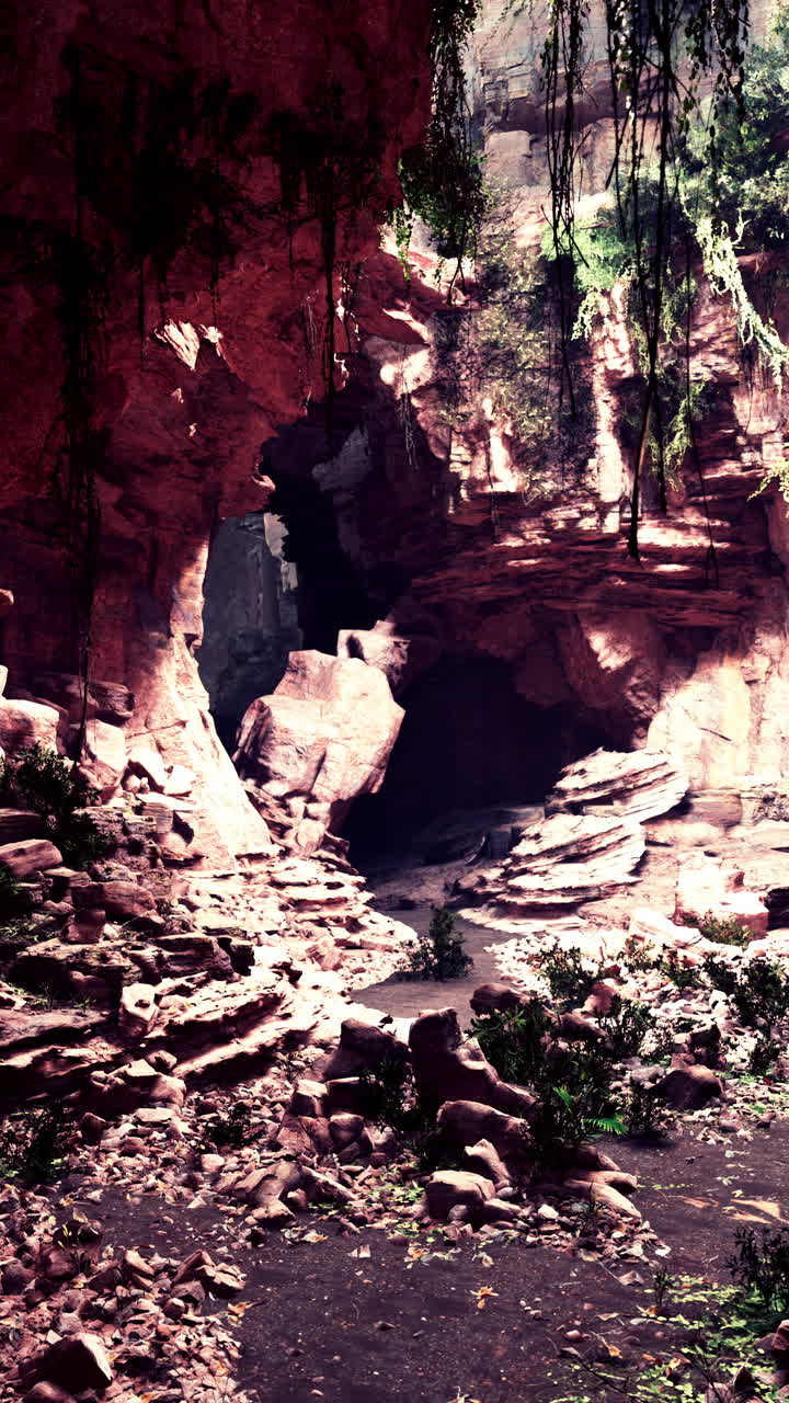 una entrada de cueva oculta en una selva exuberante