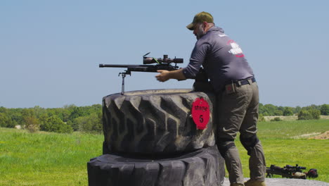 tirador apuntando el rifle al campo de tiro