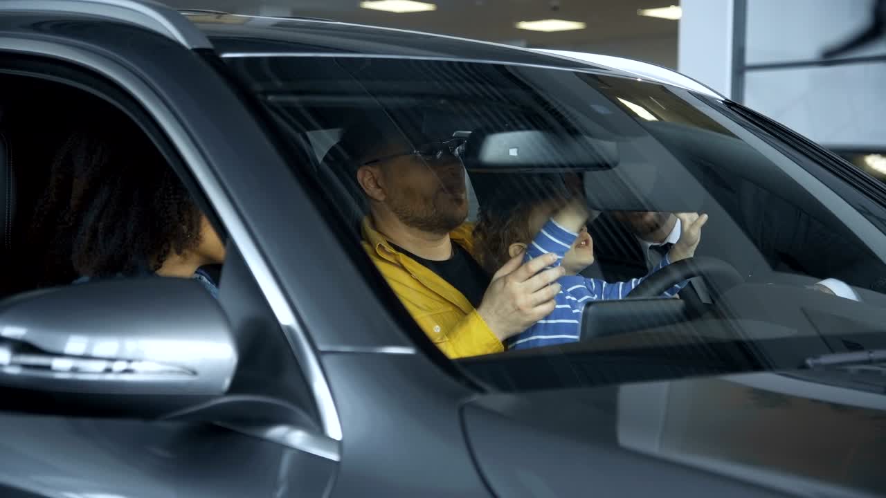 una pareja diversa explorando un nuevo coche.