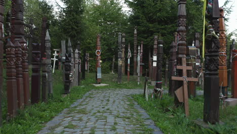 POV-Vorbei-An-Handgeschnitzten-Totems,-Gedenkpark-Nyerges-Teto-Zu-Ehren-Der-Helden-Der-Ungarischen-Revolution-Von-1848