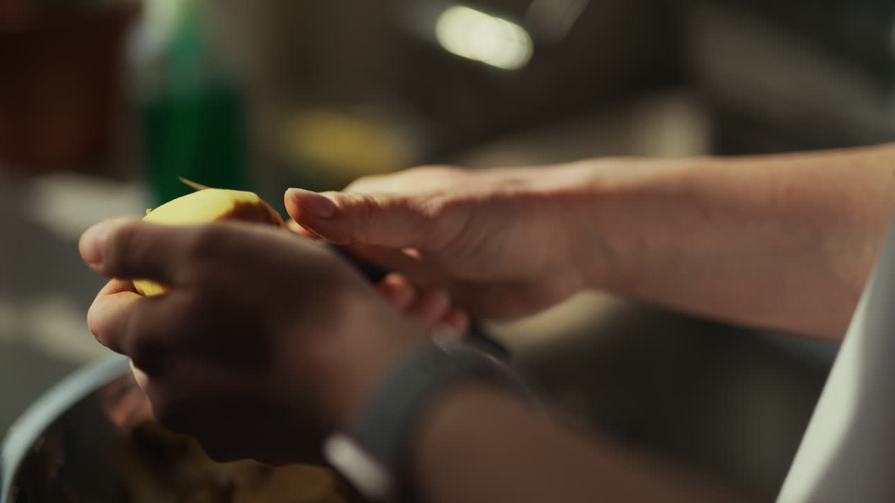 mujer pelando patatas preparando la cena