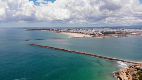vuelo aéreo hacia el pontón de roca en aguas claras, ferragudo - algarve