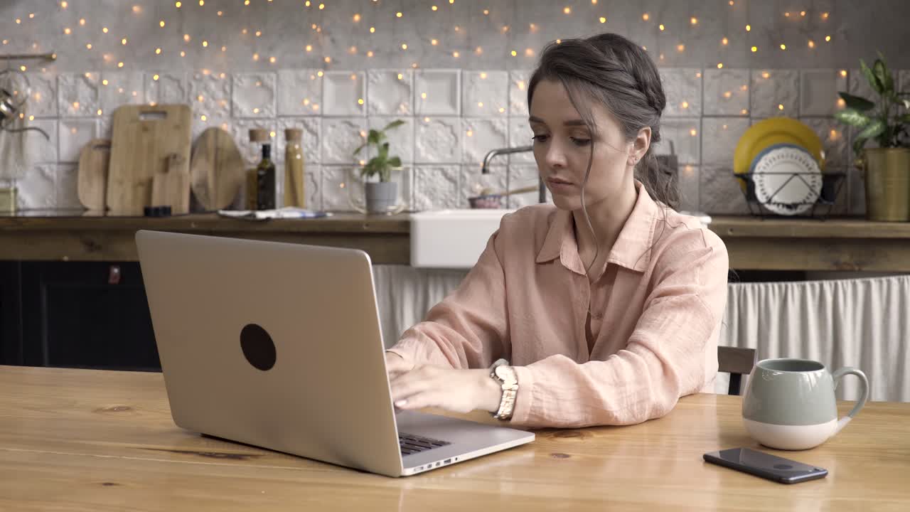 mujer trabajando en la cocina de casa