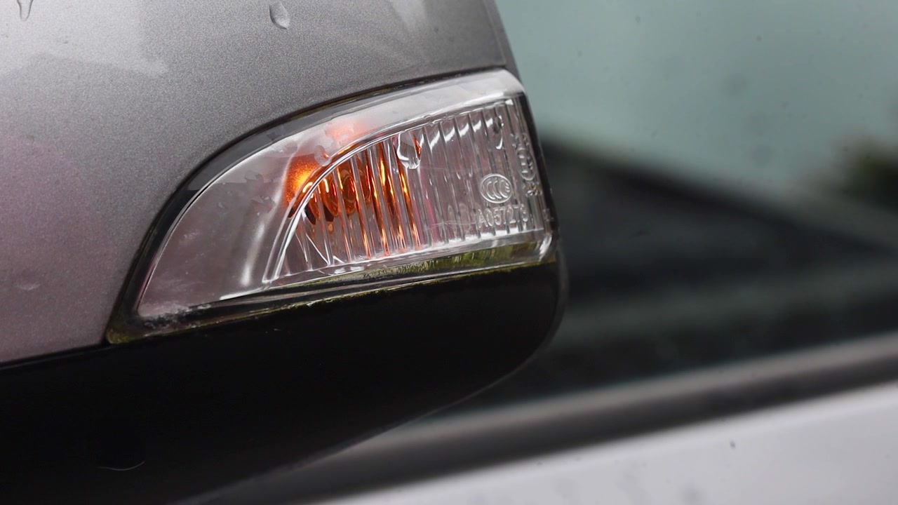 Vidéo de clignotant sur le rétroviseur latéral d'une voiture