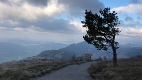 Conduciendo-Por-La-Carretera-De-Montaña