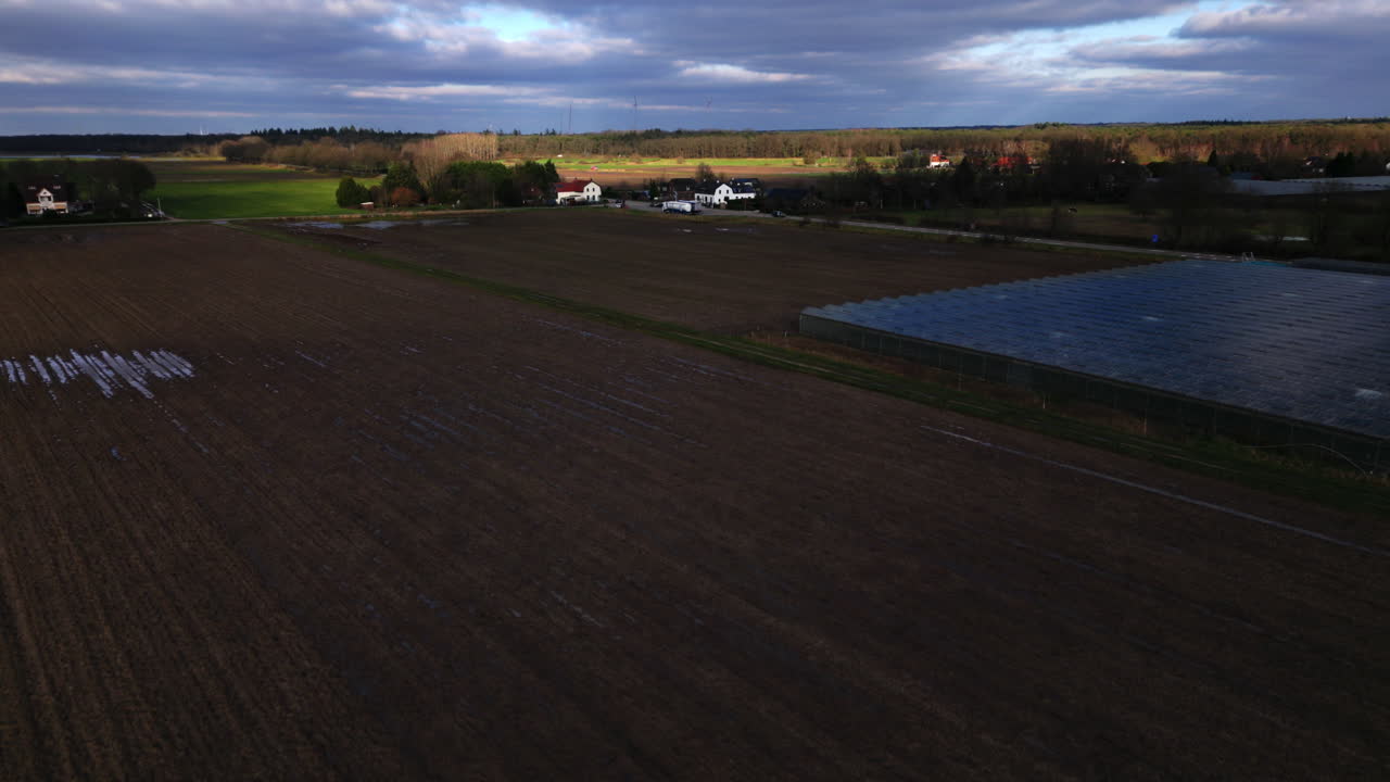 Luce Ciacastero che svanisce su un campo di prato olandese marrone in una giornata di contrasto