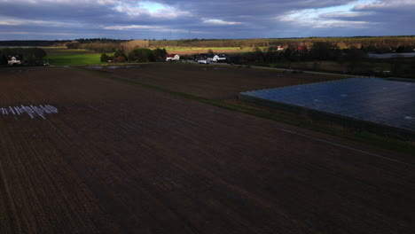 La-Luz-De-Ciacastero-Se-Desvanece-En-El-Campo-De-Pradera-Marrón-Holandés-En-Un-Día-Con-Contraste