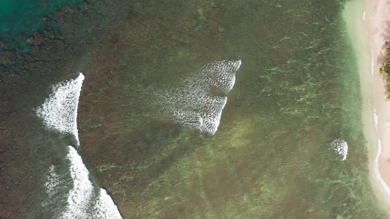 열대 인도네시아 해변에서 밀려오는 파도의 공중 평면도