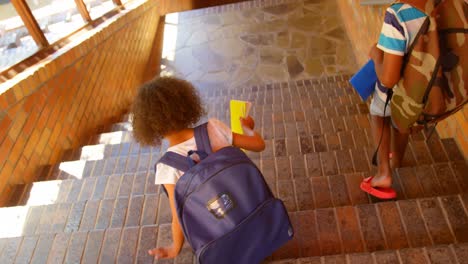 Schulkinder-Gehen-Auf-Der-Treppe-Der-Grundschule-4k