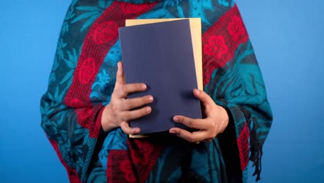 mujer con libros