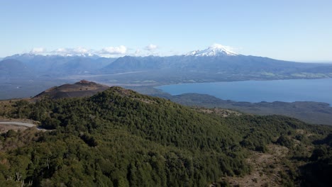 montañas boscosas con vistas al volcán calbuco en puerto varas, los lagos, sur de chile