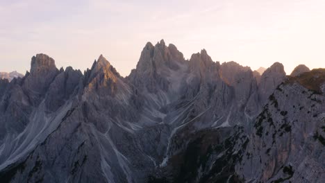 Los-Excursionistas-Disfrutan-De-La-Vista-Del-Grupo-Cadini-Durante-La-Puesta-De-Sol-En-Los-Dolomitas-Italianos