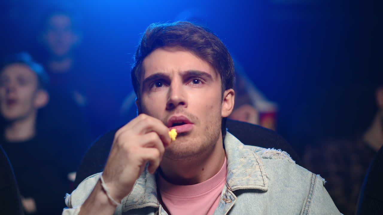 걱정 된 남자 는 영화관 에서 저녁 을 보내고 있다