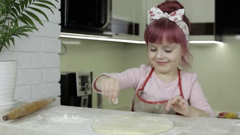 Pizza-Kochen.-Kleines-Kind-In-Schürze-Bestreut-Den-Teig-In-Der-Küche-Mit-Mehl