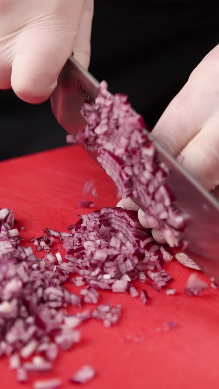 шеф-повар режет красный лук