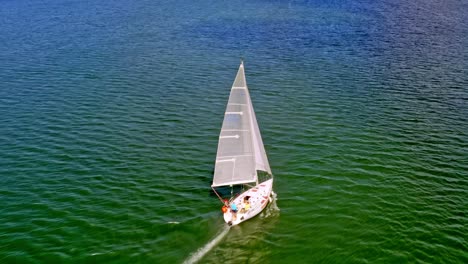 Vista-Aérea-Del-Crucero-En-Velero-Por-El-Sereno-Lago-Verde