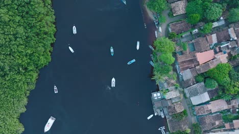 Vista-Aérea-De-Drones-De-Arriba-Hacia-Abajo-De-La-Ciudad-Rural-De-Playa-Caraiva-Bahia-Brasil-Volando-Sobre-El-Río-Con-Botes