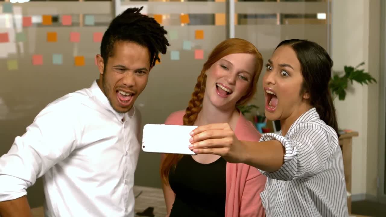 스터 크리에이티브 팀이 카메라에 포즈를 취하고 있습니다.