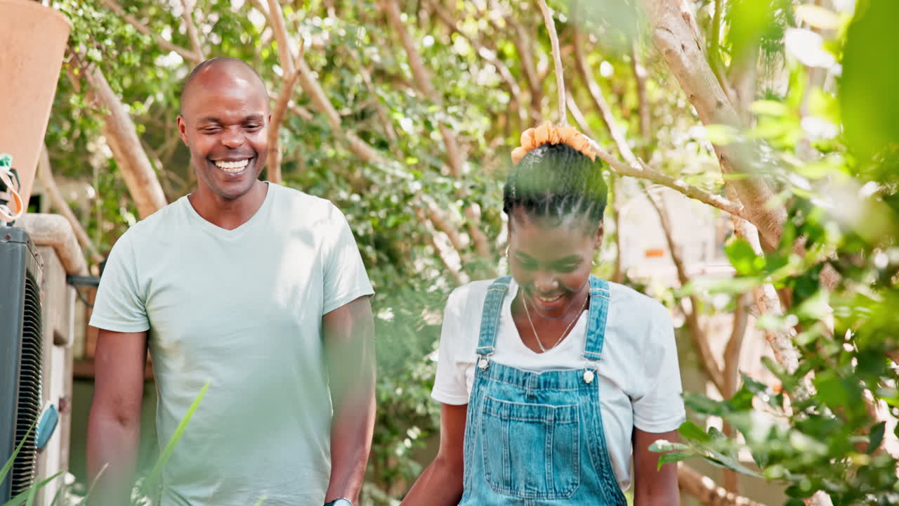 정원 에서 행복 한 부부