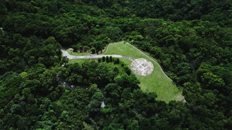 Helicopter-pad-in-Hong-Kong,-in-the-middle-of-the-mountain