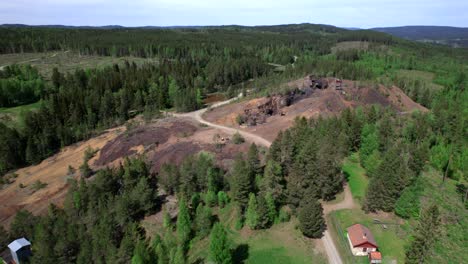 Kreisen-über-Stillgelegtem-Bergwerk-In-Bergslagen-Und-Weite-Waldlandschaft,-Industriekultur,-Luftaufnahme