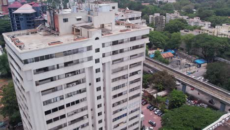 A-360-View-from-above-an-office-building-of-a-rooftop-terrace-and-metro-train-track-Within-those-buildings,-parking-is-available