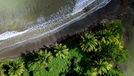 pequeña playa frente a la costa de la isla caribeña de santa lucía