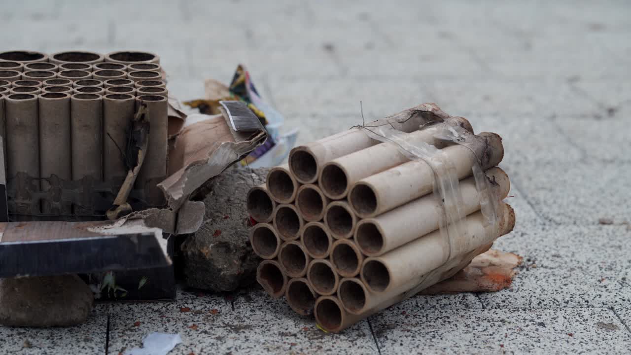 생일, 새해, 크리스마스 축제 후에 거리에서 사용된 불꽃놀이의 어리.