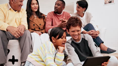 tableta, feliz y los niños en la sala de estar jugando