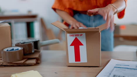 embalaje, caja de entrega y manos para la moda