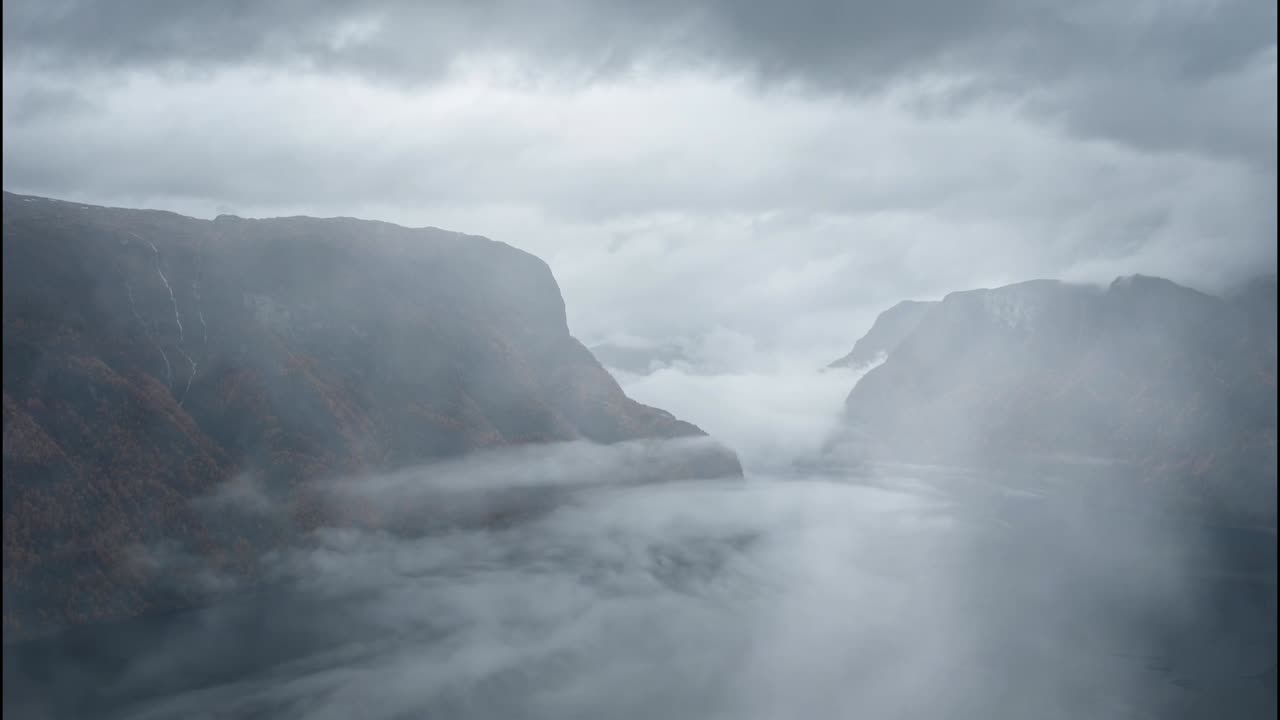 폭풍우 구름 하늘과 조명과 함께 aurlandsfjord 파노라마