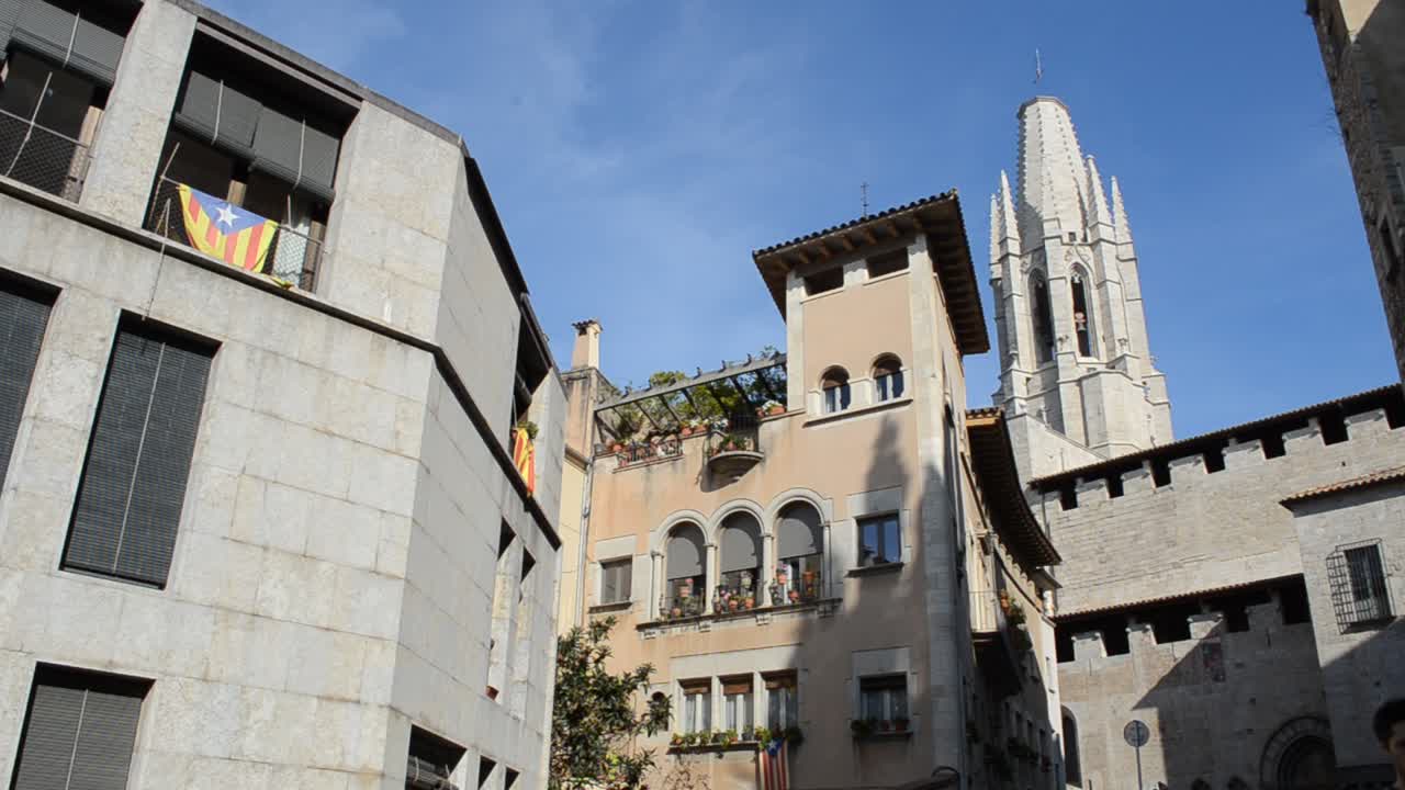 Gamle bygninger i den gamle bydel i Girona, Spanien.