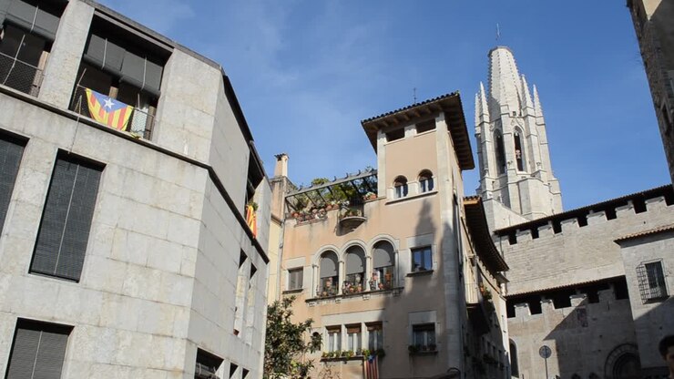 Edifici antichi nel centro storico di Girona, Spagna