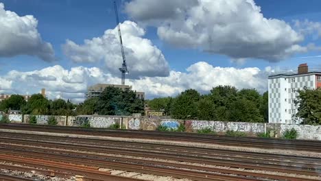 Paisaje-Desde-La-Ventana-De-Un-Tren-Que-Viaja-Fuera-Del-Centro-De-Londres,-Reino-Unido.