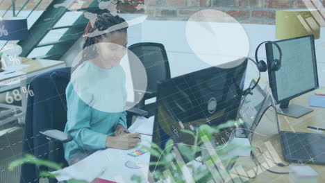 animación del procesamiento de datos financieros sobre una mujer de negocios biracial en la oficina