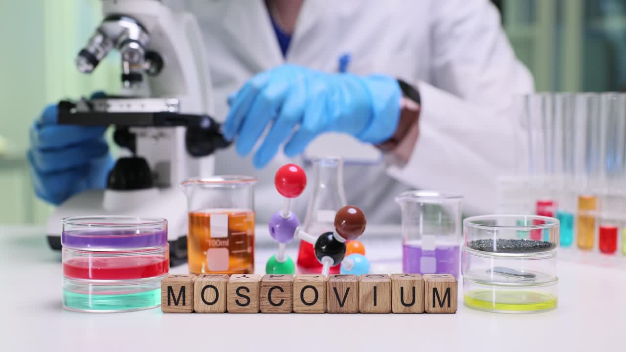 Elemento chimico Moscovio scritto con blocchi in un laboratorio scientifico
