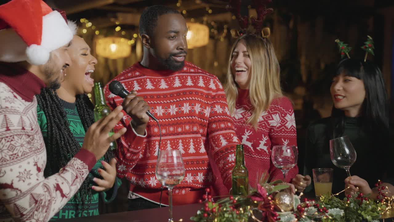 tiro de seguimiento alejándose de un grupo de amigos cantando en el bar de karaoke