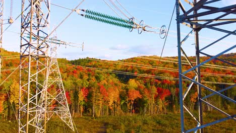 Wie-Ein-Hochspannungsnetz-Die-Wunderschöne,-Herbstlich-Gefärbte-Natur-Verdirbt