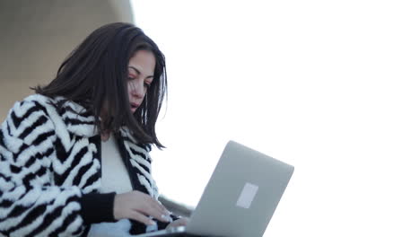 Zeitlupenaufnahme-Einer-Konzentrierten-Jungen-Frau,-Die-Auf-Dem-Laptop-Tippt