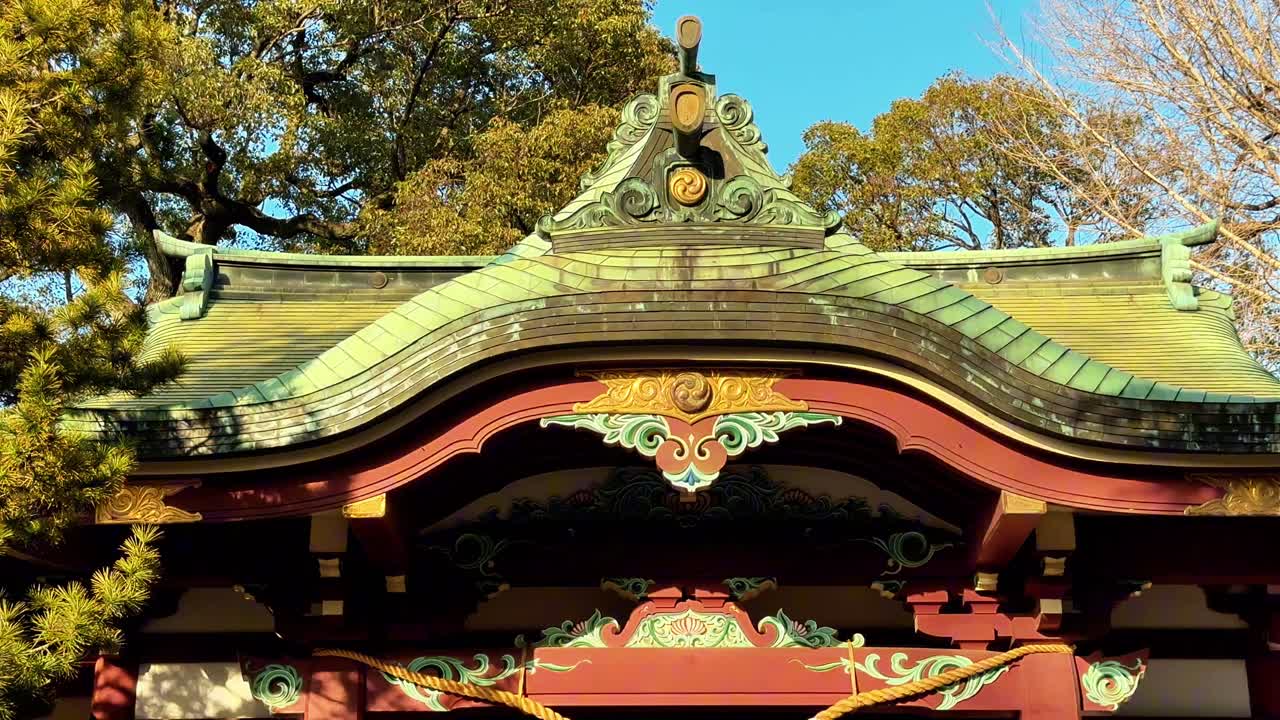 Tetto colorato del Santuario Kasai tra alberi rigogliosi, in un'ambientazione culturale e serena
