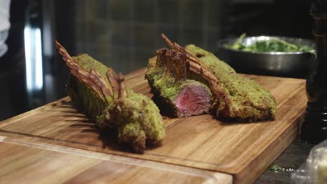 El-Chef-Pone-Costillas-De-Carne-De-Venado-En-Una-Tabla-Cortada-De-Madera-Después-De-Hornear-En-El-Horno