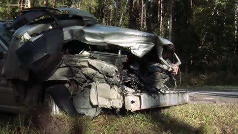 accidente automovilístico en la calle, automóvil dañado después de la colisión