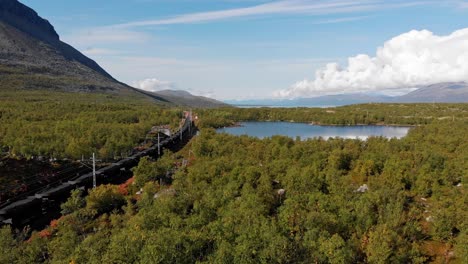 aéreo: tren de mineral por un lago en el norte de suecia