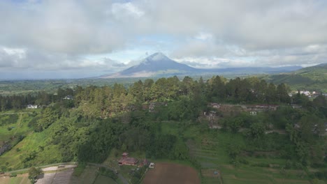 el monte sinabung en la distancia
