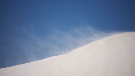 Penachos-De-Arena-Impulsada-Por-El-Viento-Desde-La-Parte-Superior-De-Una-Duna-De-Arena-Blanca